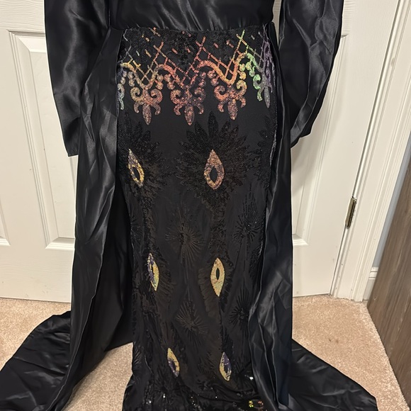Giffniseti Sequin Gown - Picture 4 of 11